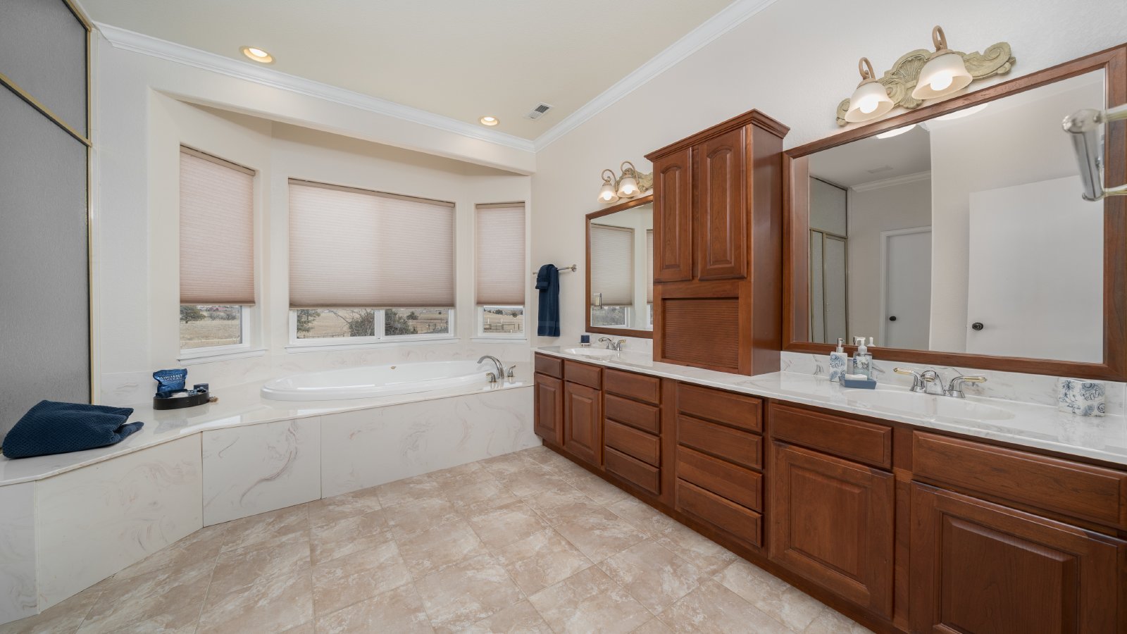 Country Living on 13.5 Acres property image